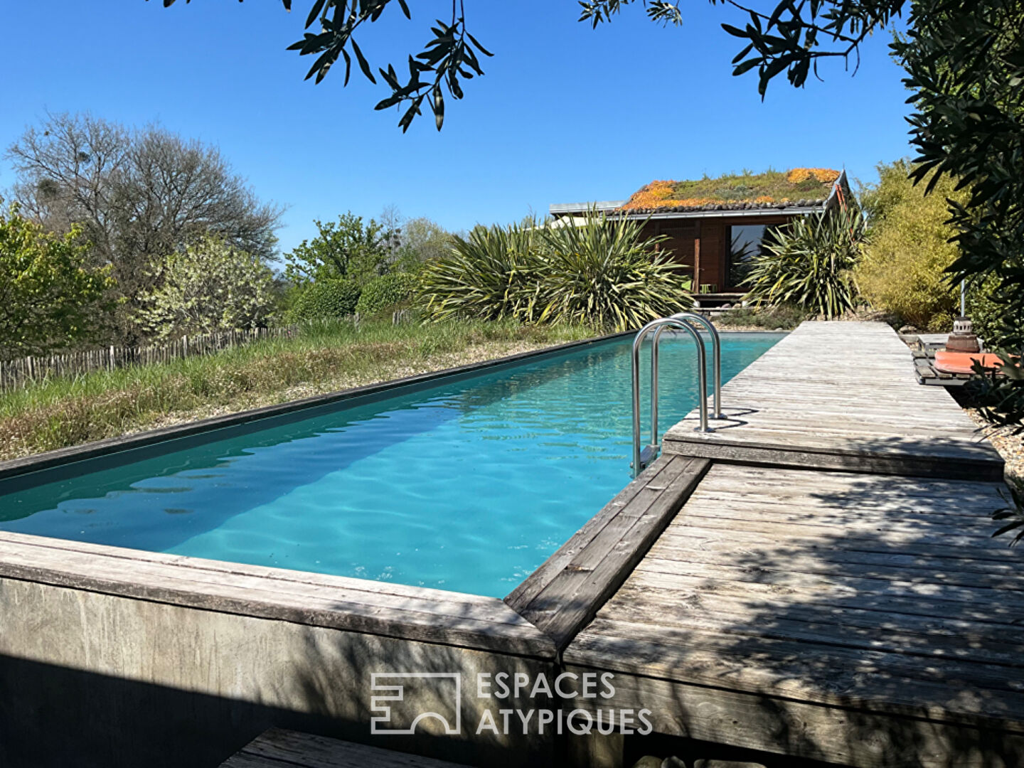 Maison d’architecte, rhabillée d’une parure de bois avec vue !