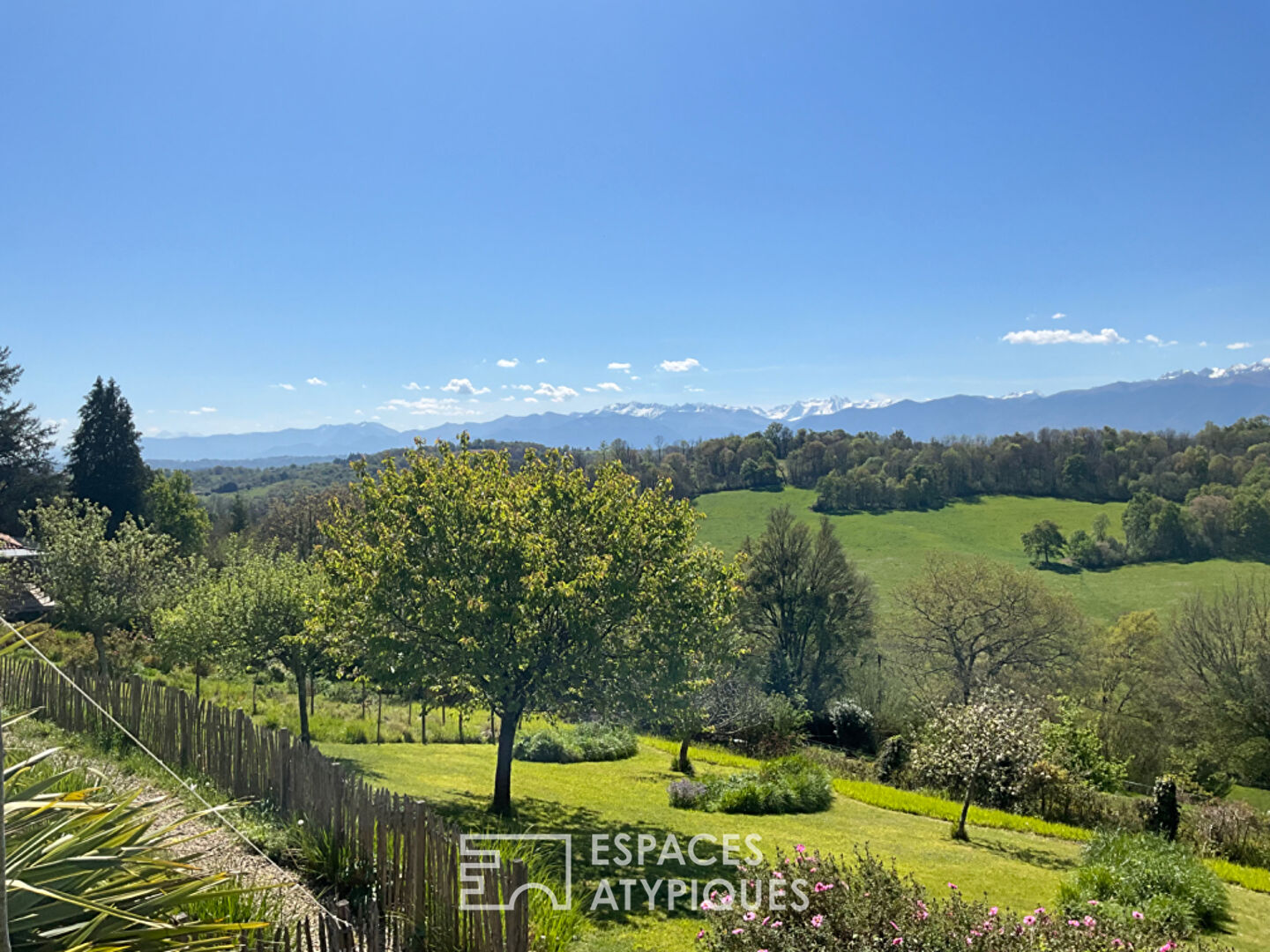 Maison d’architecte, rhabillée d’une parure de bois avec vue !