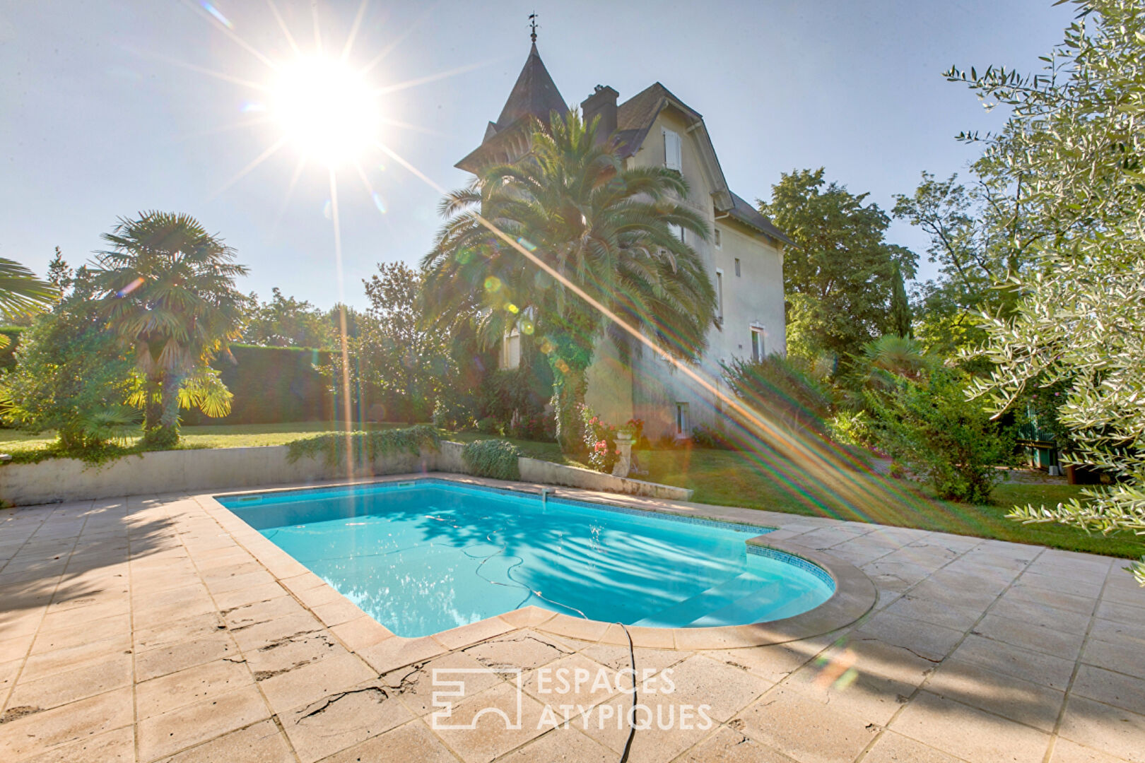 Elegant mansion with swimming pool