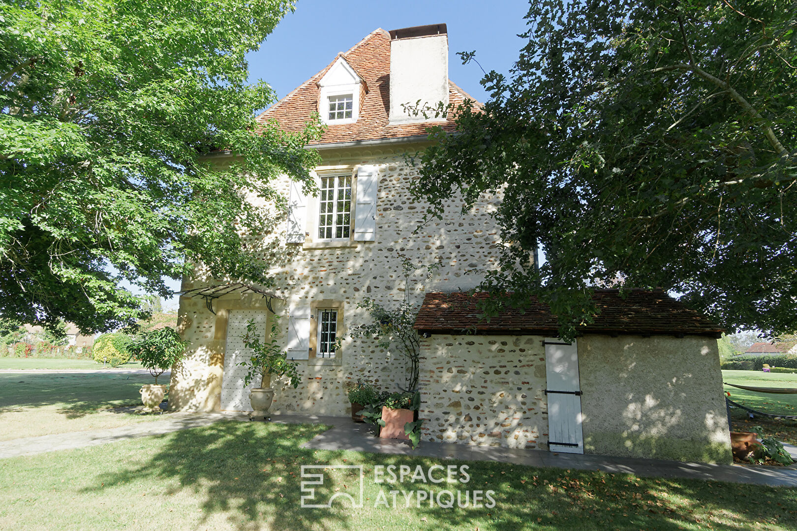 Authentic Béarnaise in a green and bucolic setting