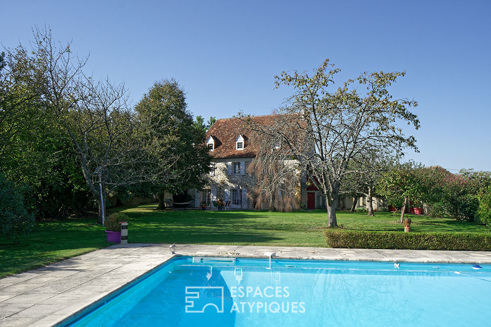 Authentic Béarnaise in a green and bucolic setting