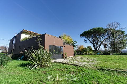 Maison contemporaine à ossature métallique avec vue imprenable sur les montagnes