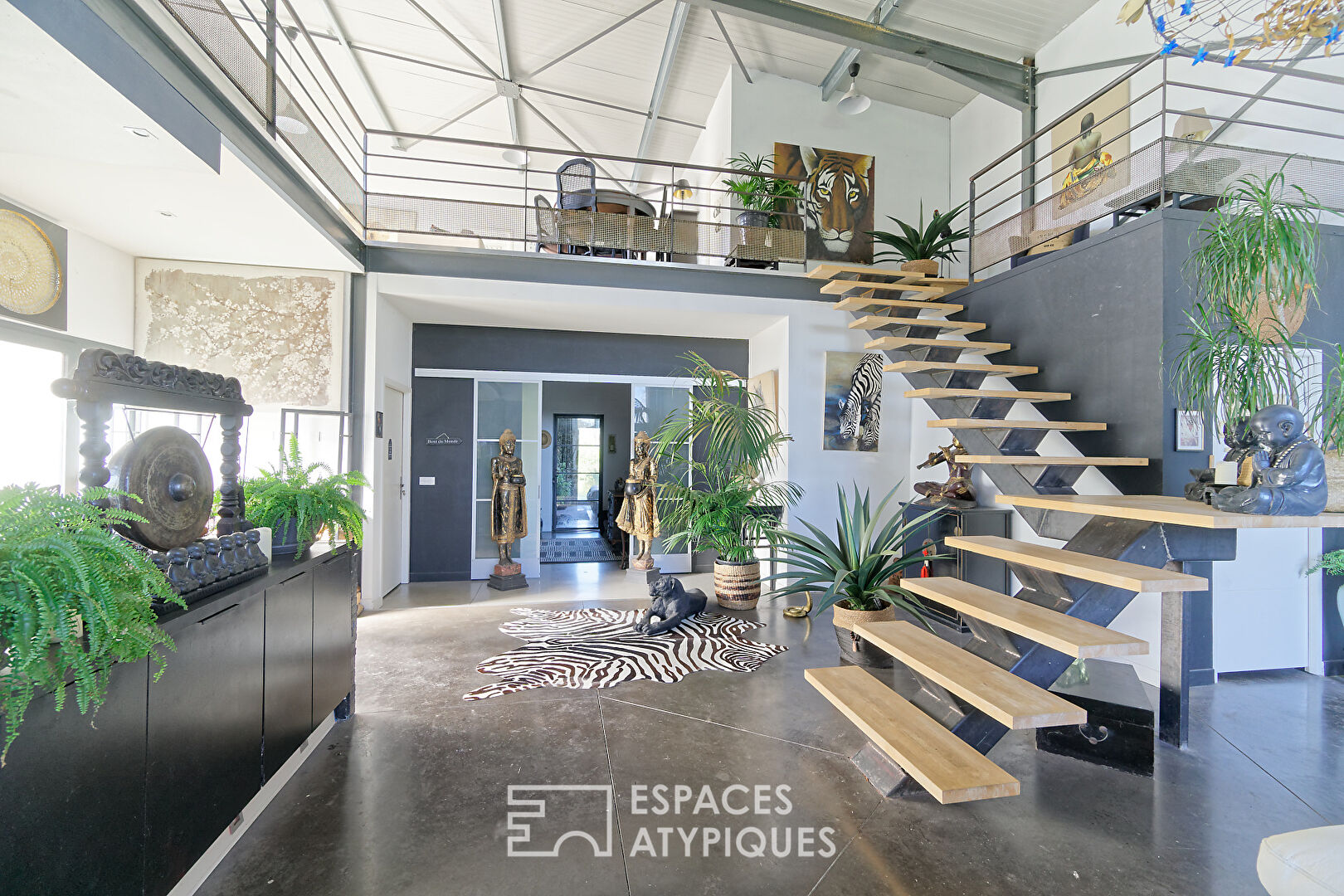 Maison contemporaine à ossature métallique avec vue imprenable sur les montagnes