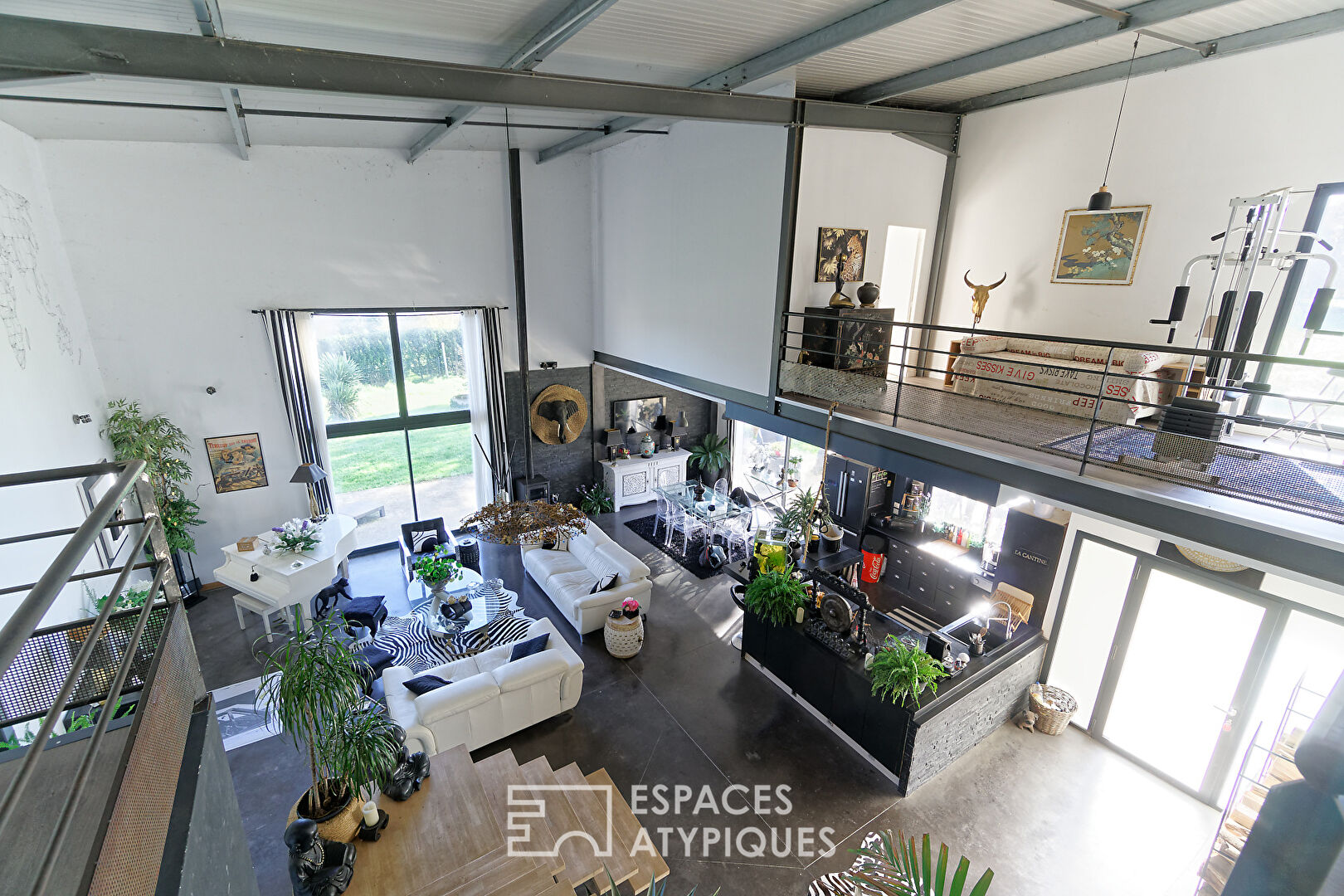Maison contemporaine à ossature métallique avec vue imprenable sur les montagnes