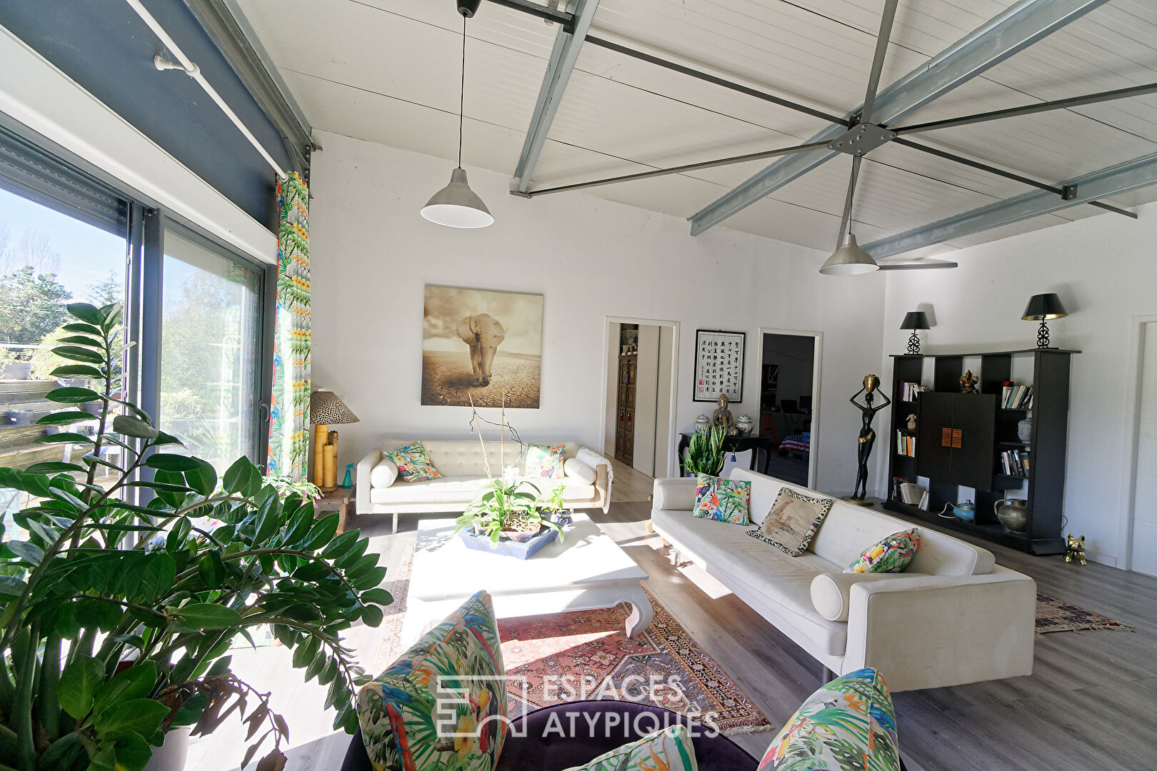 Maison contemporaine à ossature métallique avec vue imprenable sur les montagnes