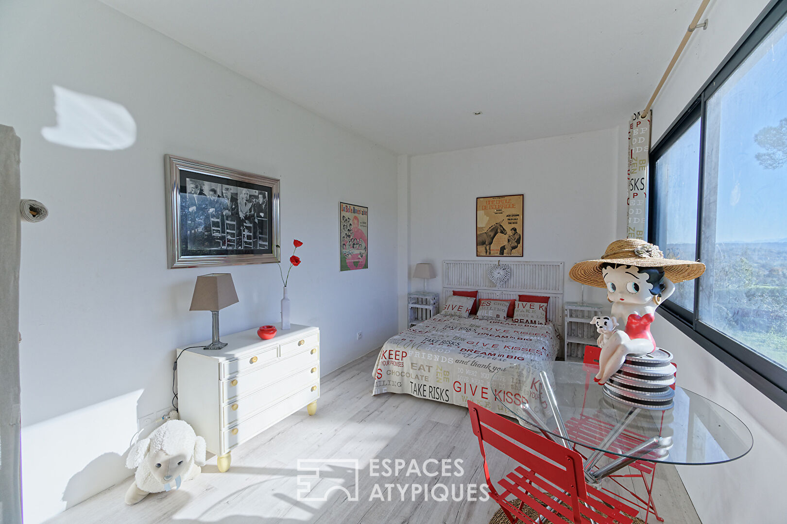 Maison contemporaine à ossature métallique avec vue imprenable sur les montagnes