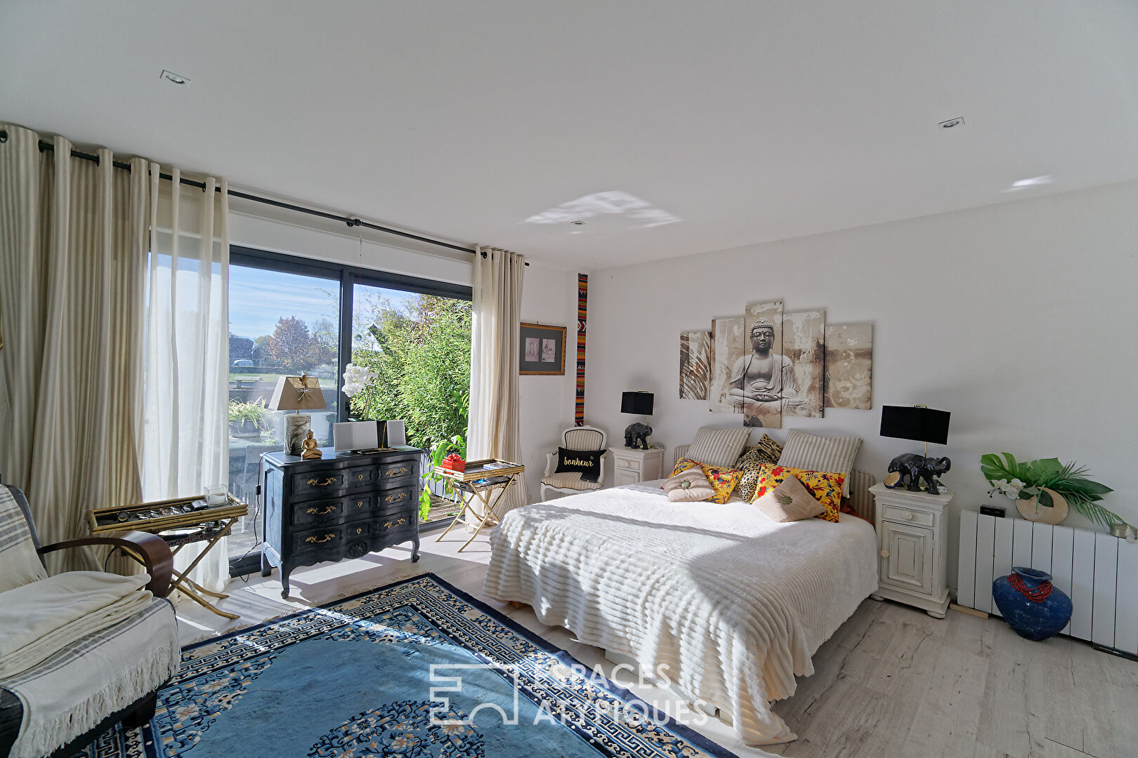 Maison contemporaine à ossature métallique avec vue imprenable sur les montagnes