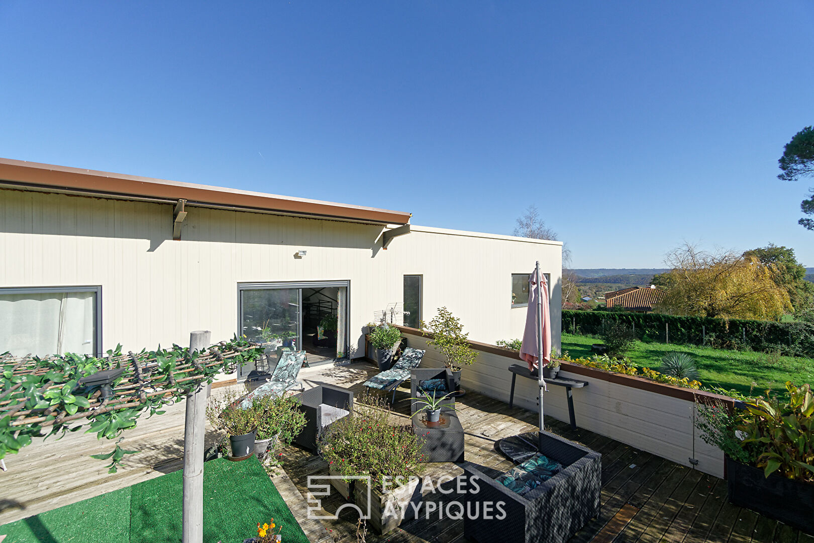 Maison contemporaine à ossature métallique avec vue imprenable sur les montagnes
