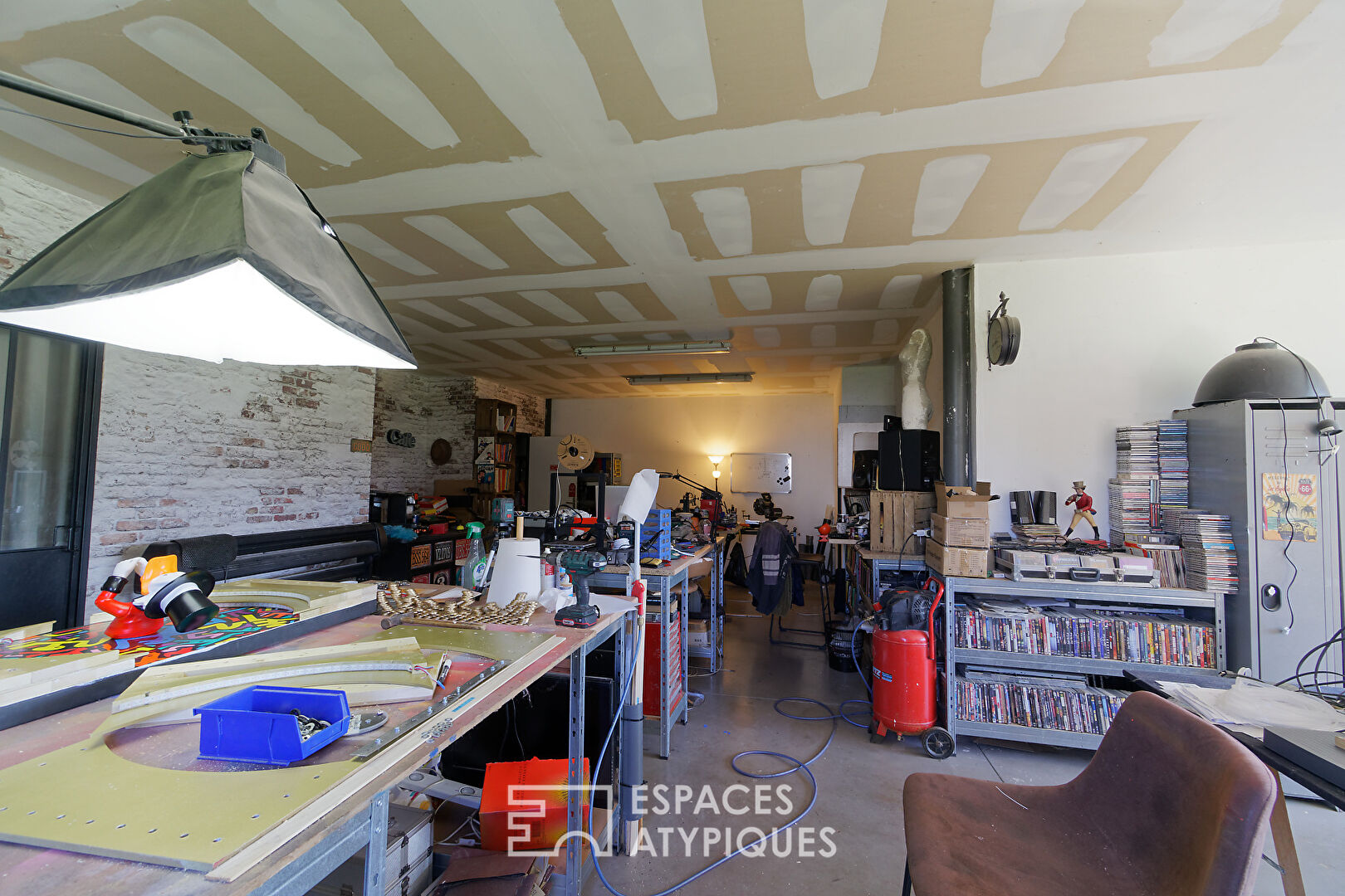 Maison contemporaine à ossature métallique avec vue imprenable sur les montagnes