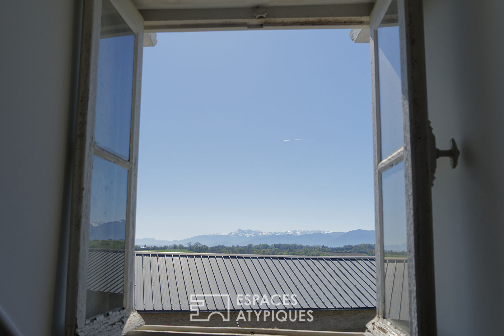 Propriété au coeur d’un domaine de 13 hectares sur les côteaux face aux Pyrénées.