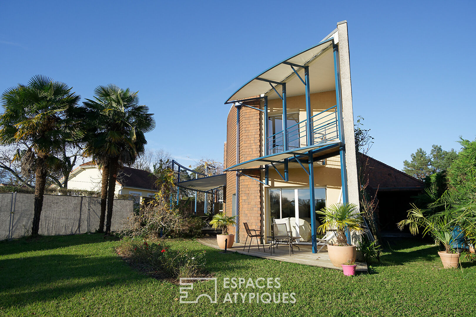 Architect’s villa in the shape of a boat’s sail