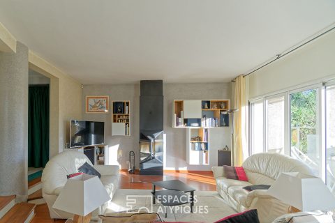 Architect-designed villa with a nautical silhouette and Pyrenean horizon