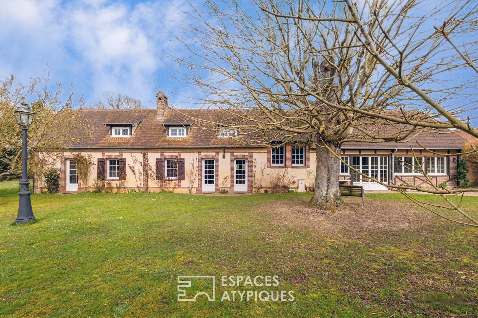 Elegant farmhouse with swimming pool and outbuildings
