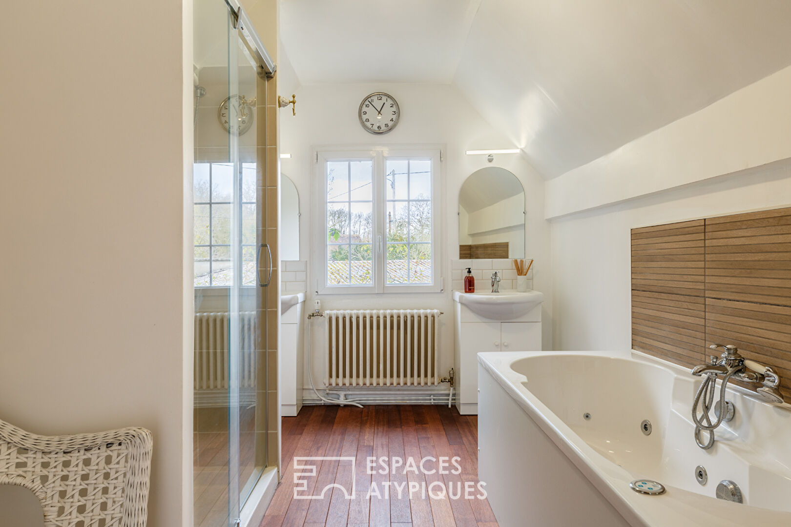 Elegant farmhouse with swimming pool and outbuildings