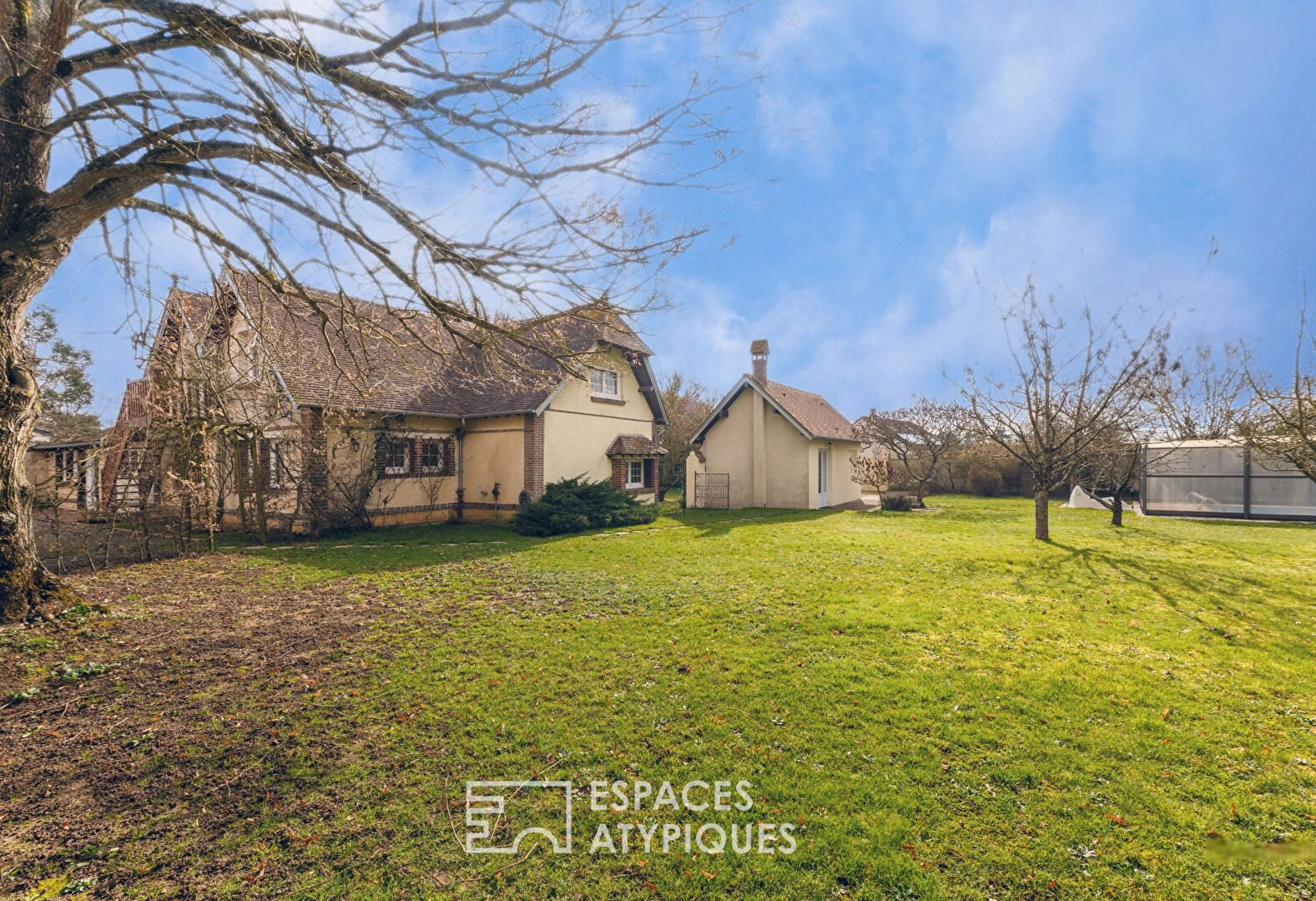 Elegant farmhouse with swimming pool and outbuildings