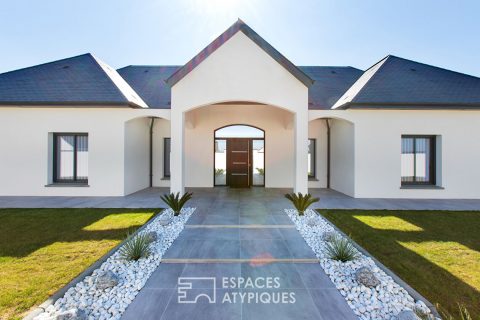 Contemporary house with high-end services