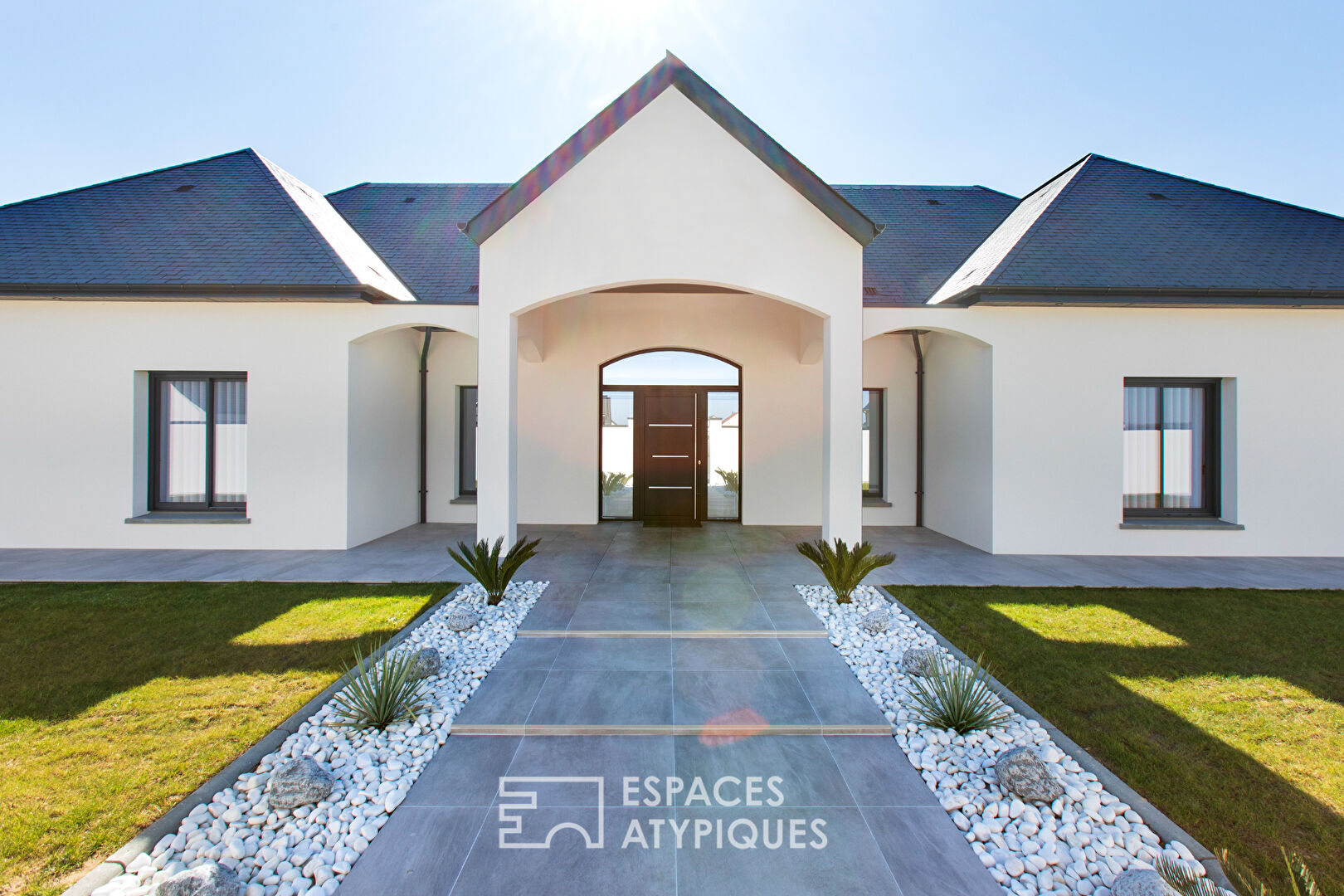 Contemporary house with high-end services