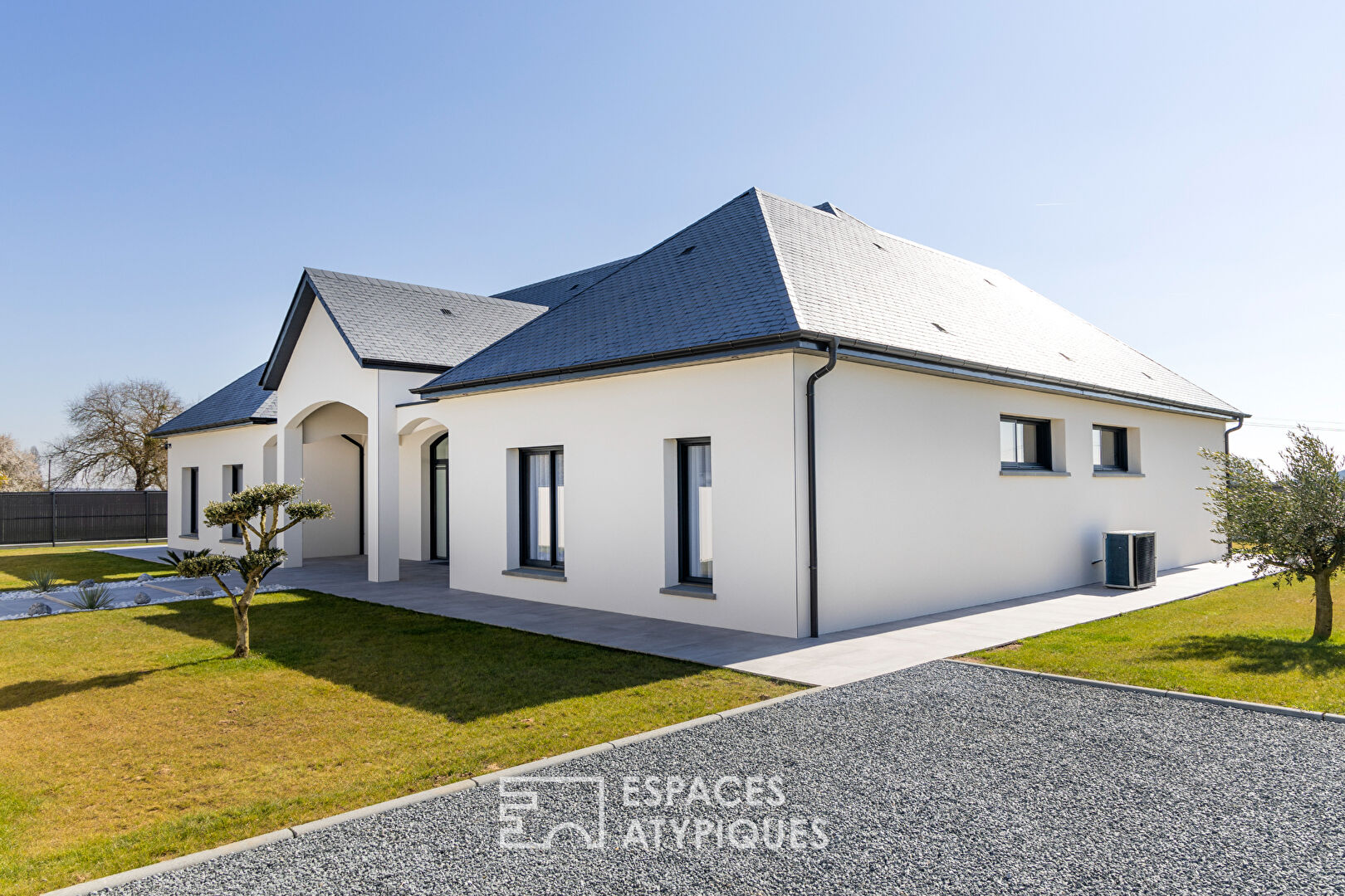 Contemporary house with high-end services