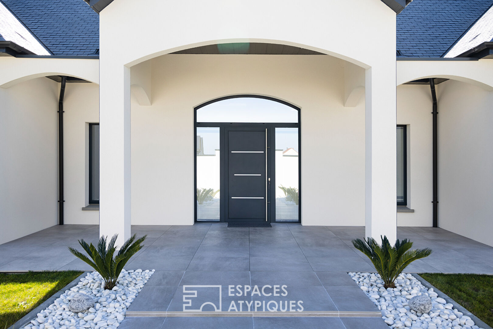Contemporary house with high-end services