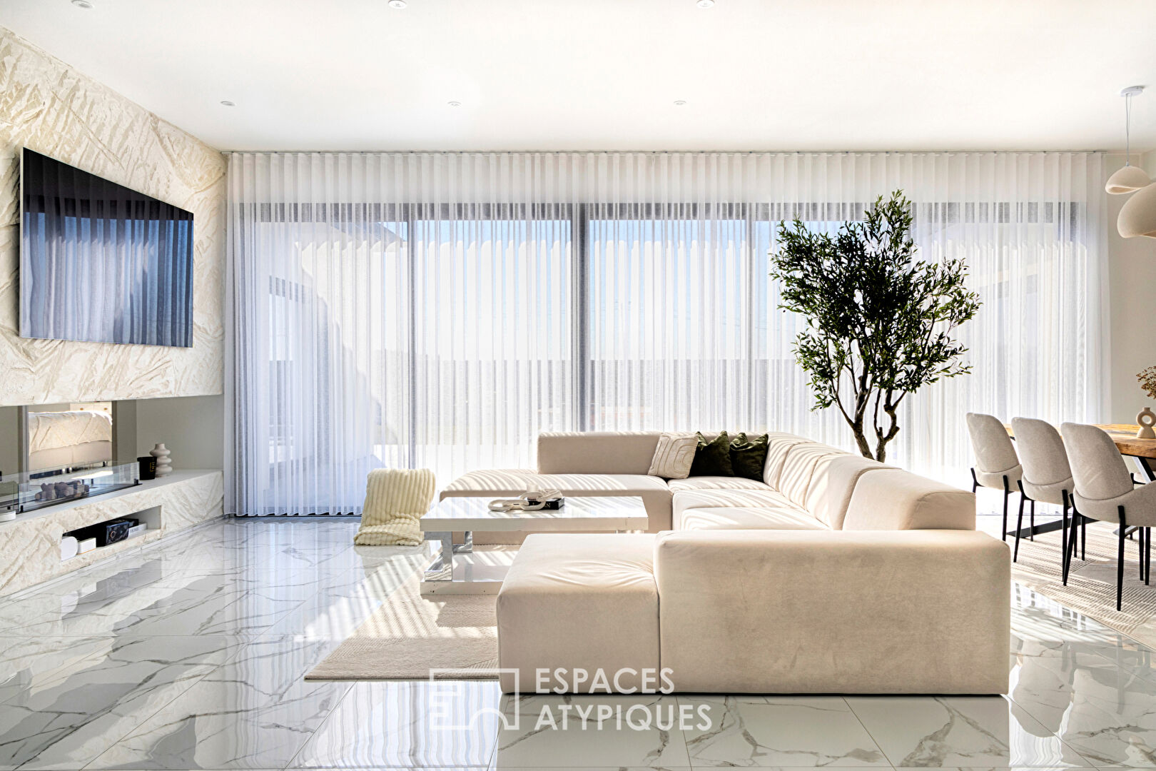 Contemporary house with high-end services