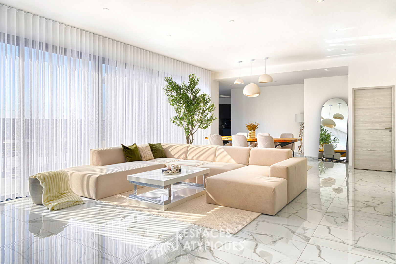 Contemporary house with high-end services