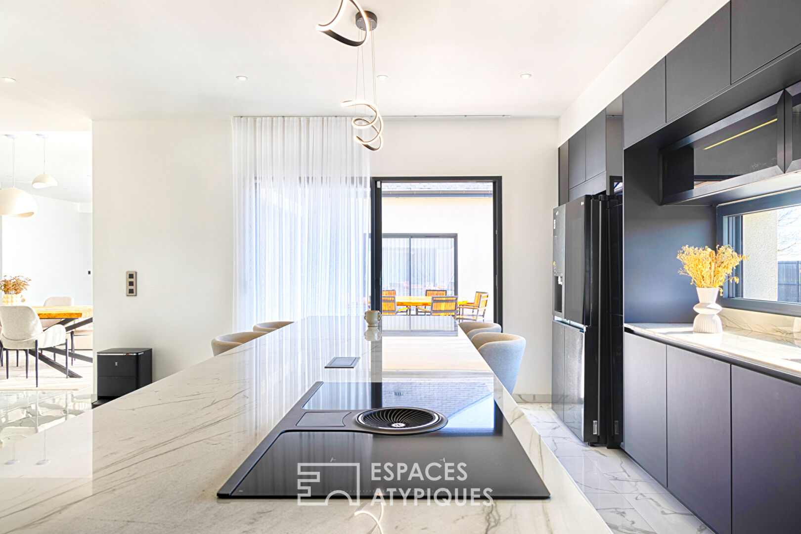 Contemporary house with high-end services