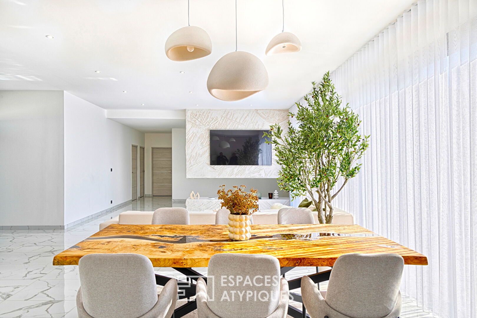 Contemporary house with high-end services