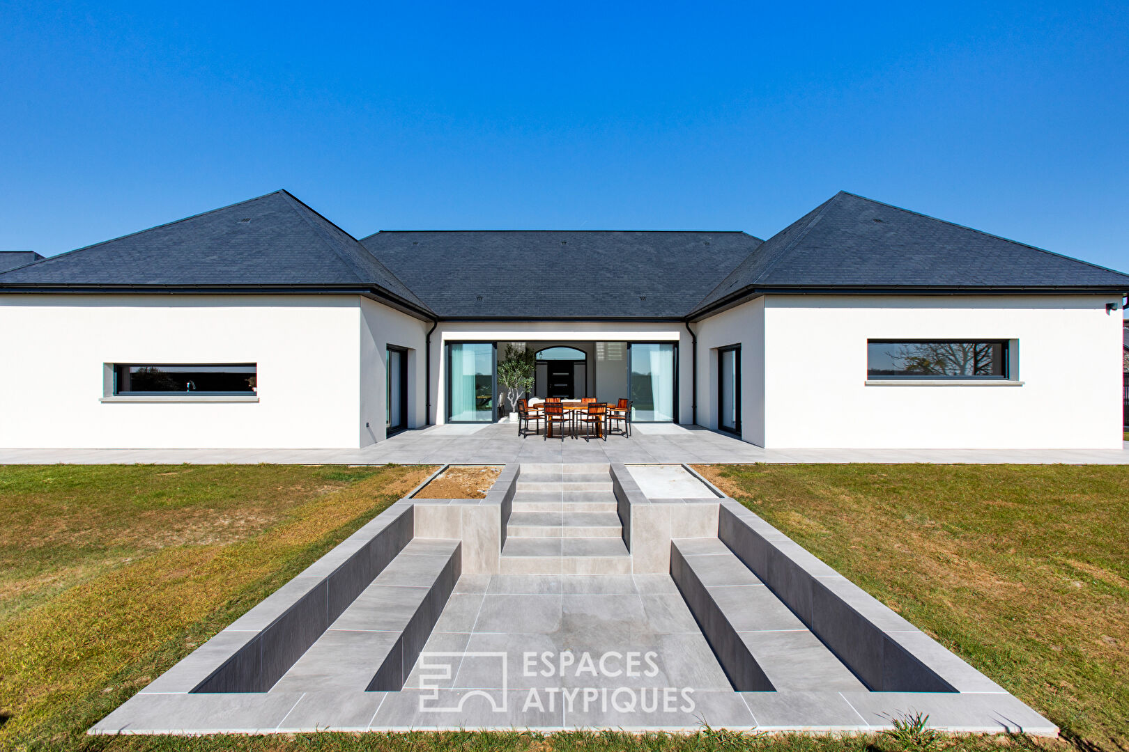 Contemporary house with high-end services