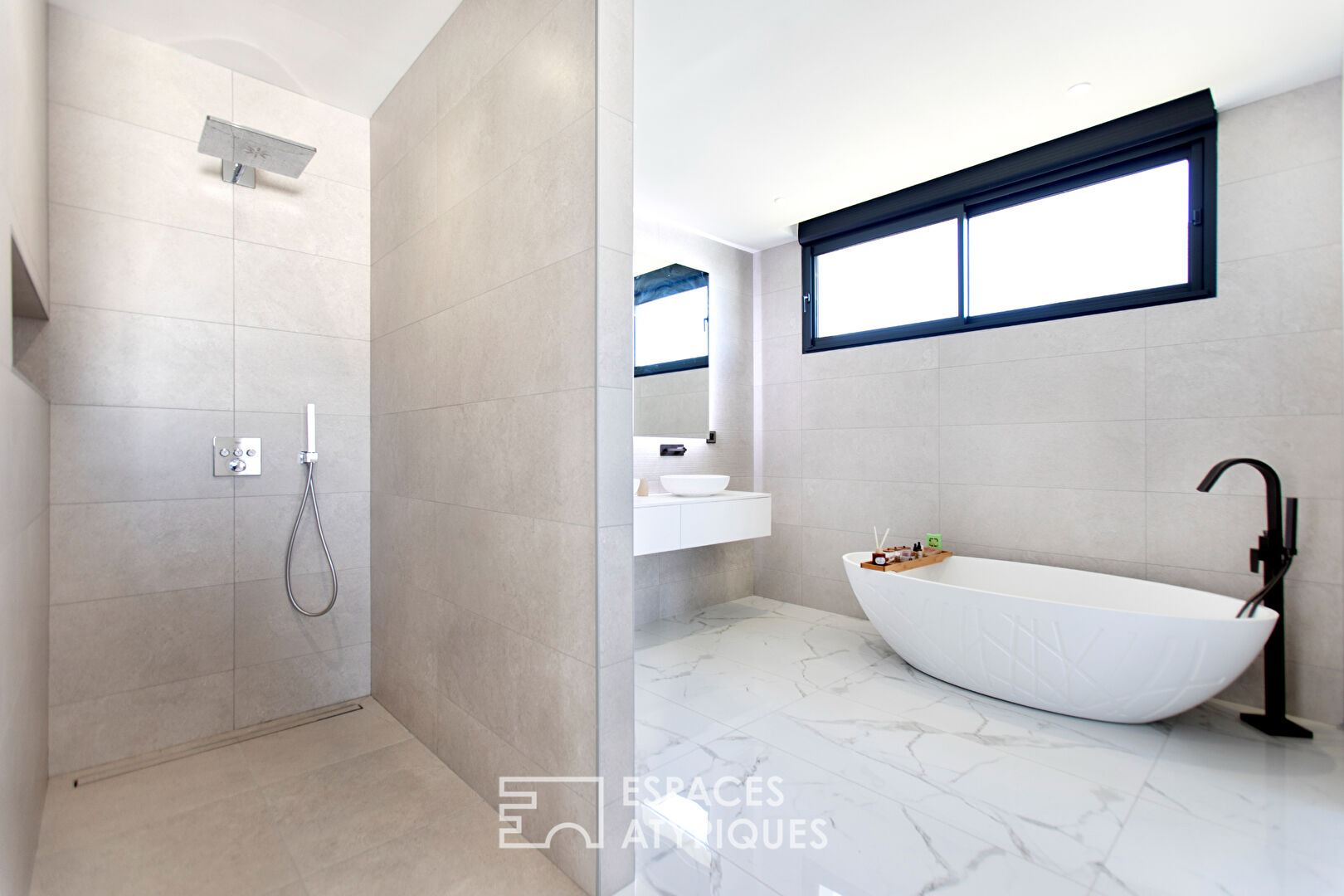 Contemporary house with high-end services