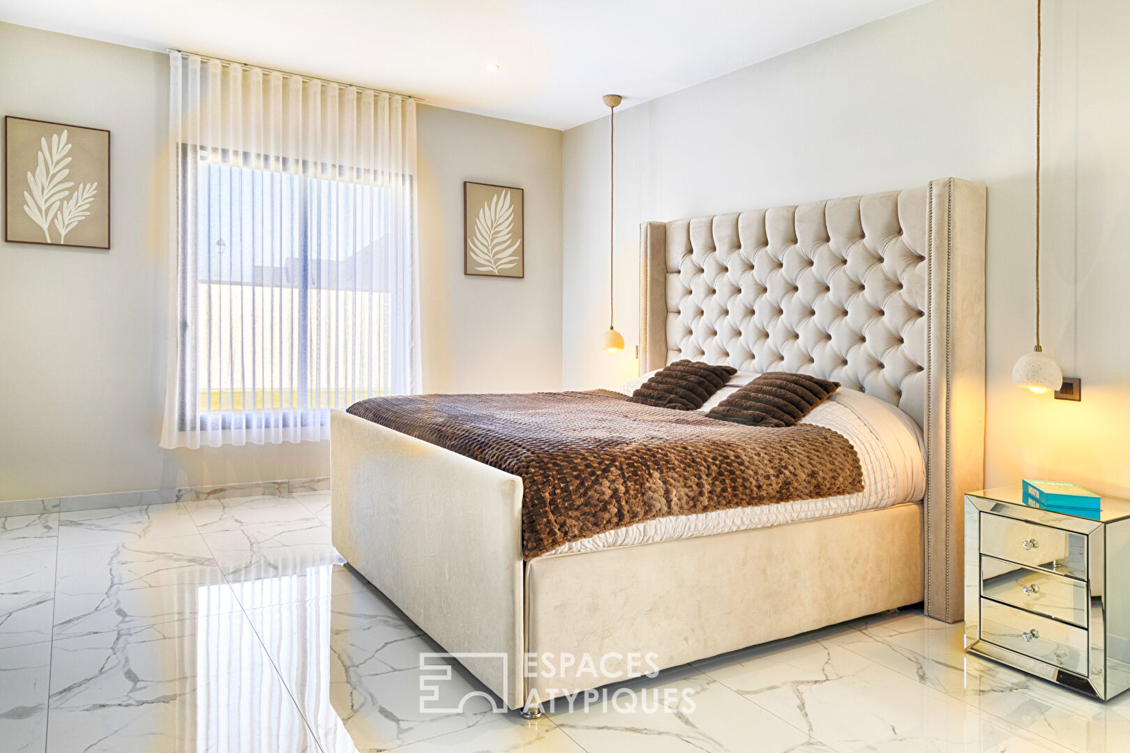 Contemporary house with high-end services