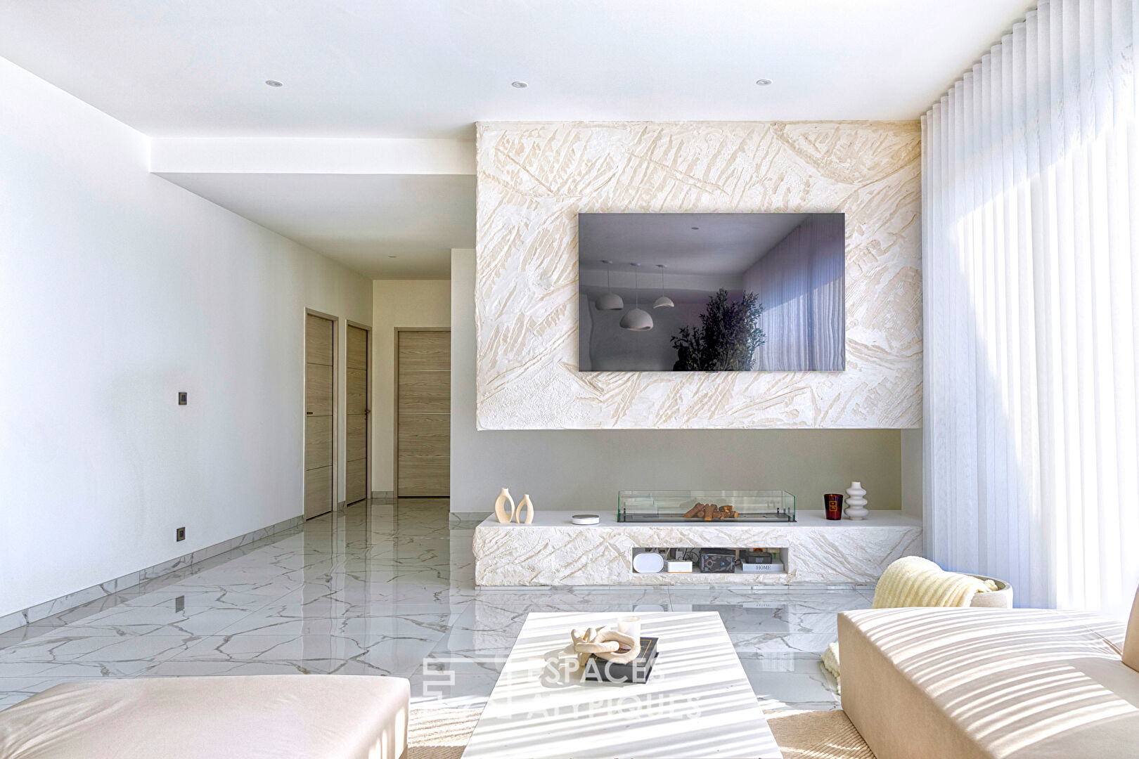 Contemporary house with high-end services