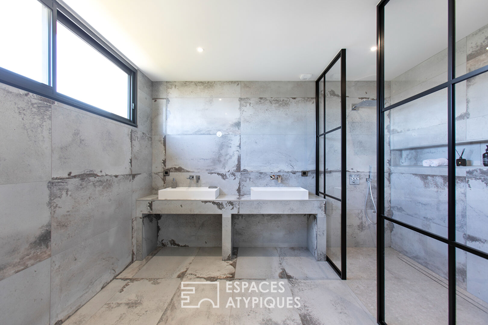 Contemporary house with high-end services