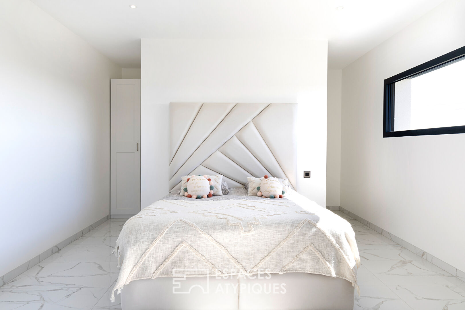 Contemporary house with high-end services