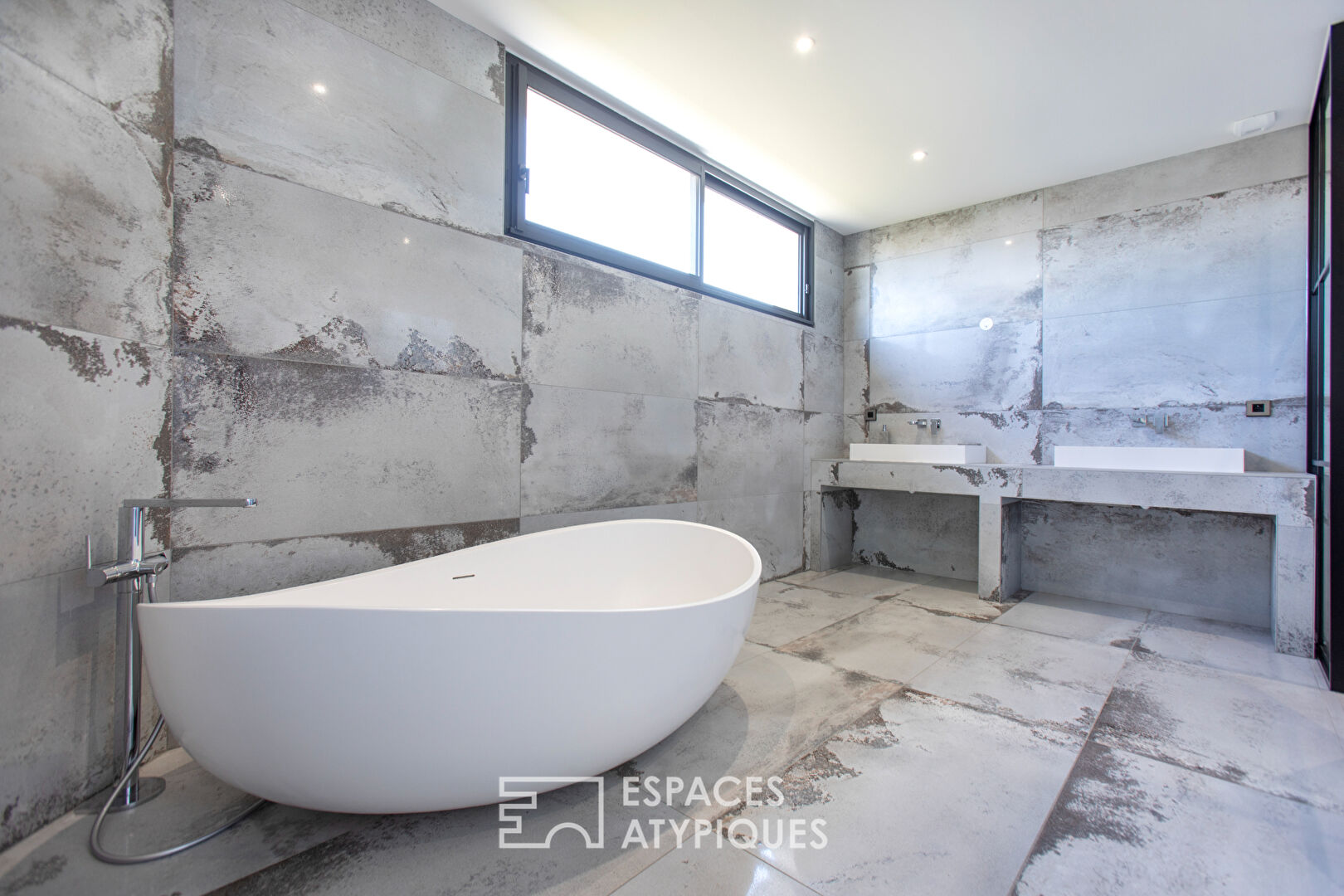 Contemporary house with high-end services