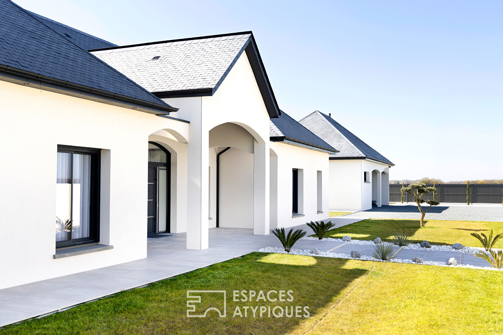 Contemporary house with high-end services