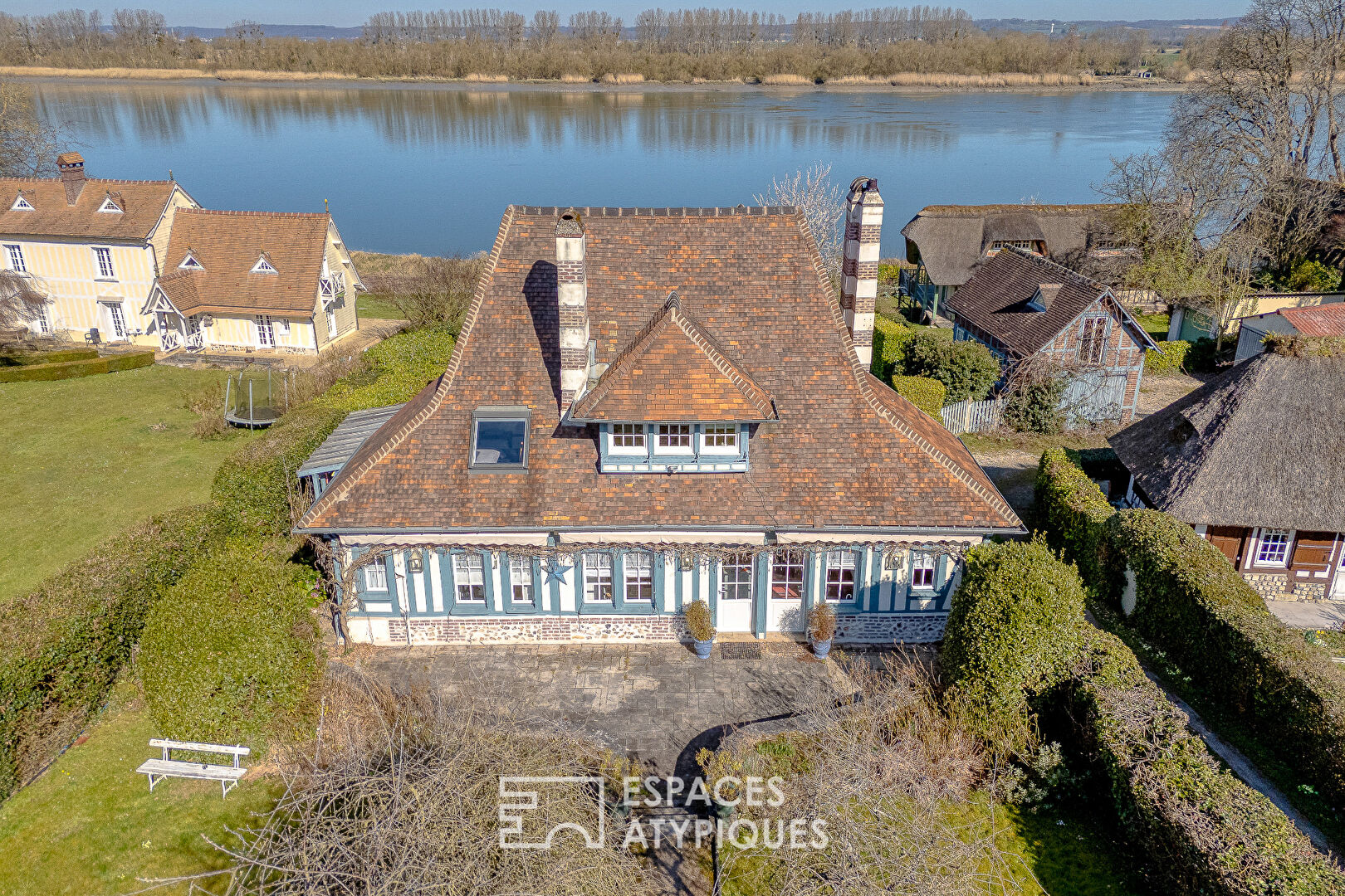 Maison de charme dans un cadre idyllique surplombant la Seine