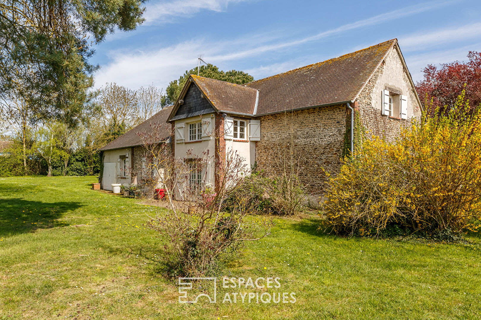 Ancienne ferme réhabilitée dans village paisible