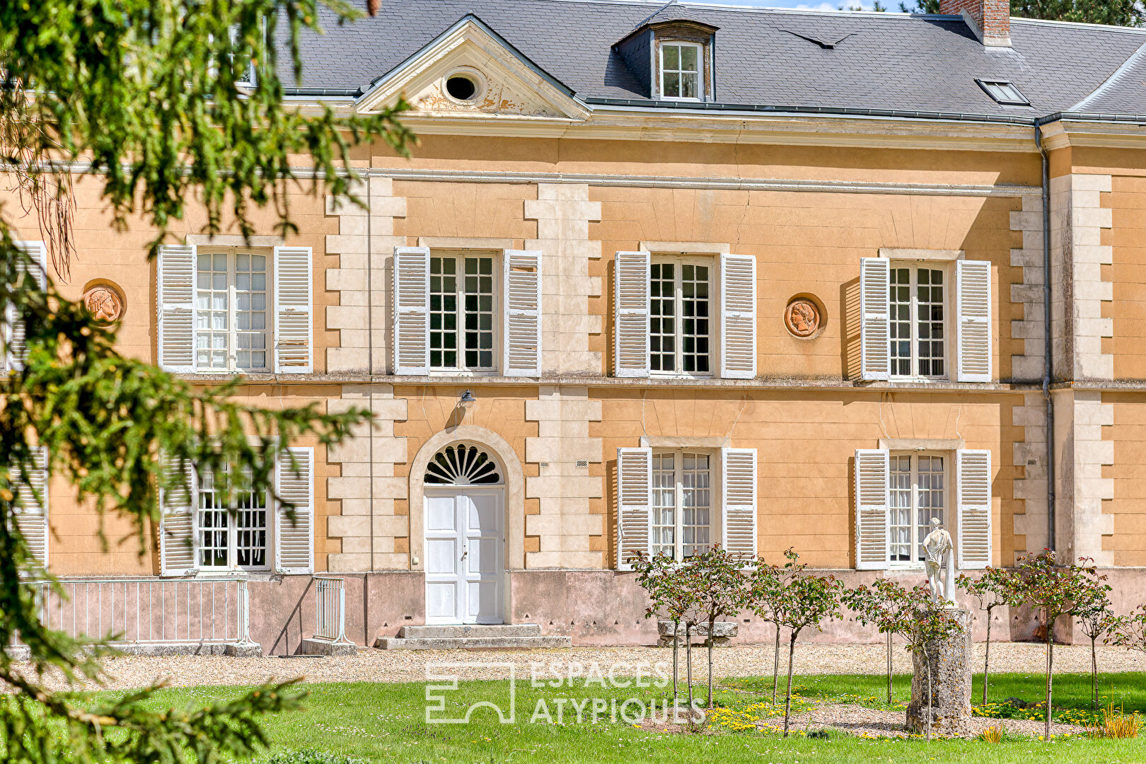 Manoir du XVIème siècle et ses dépendances dans un parc de 10 hectares