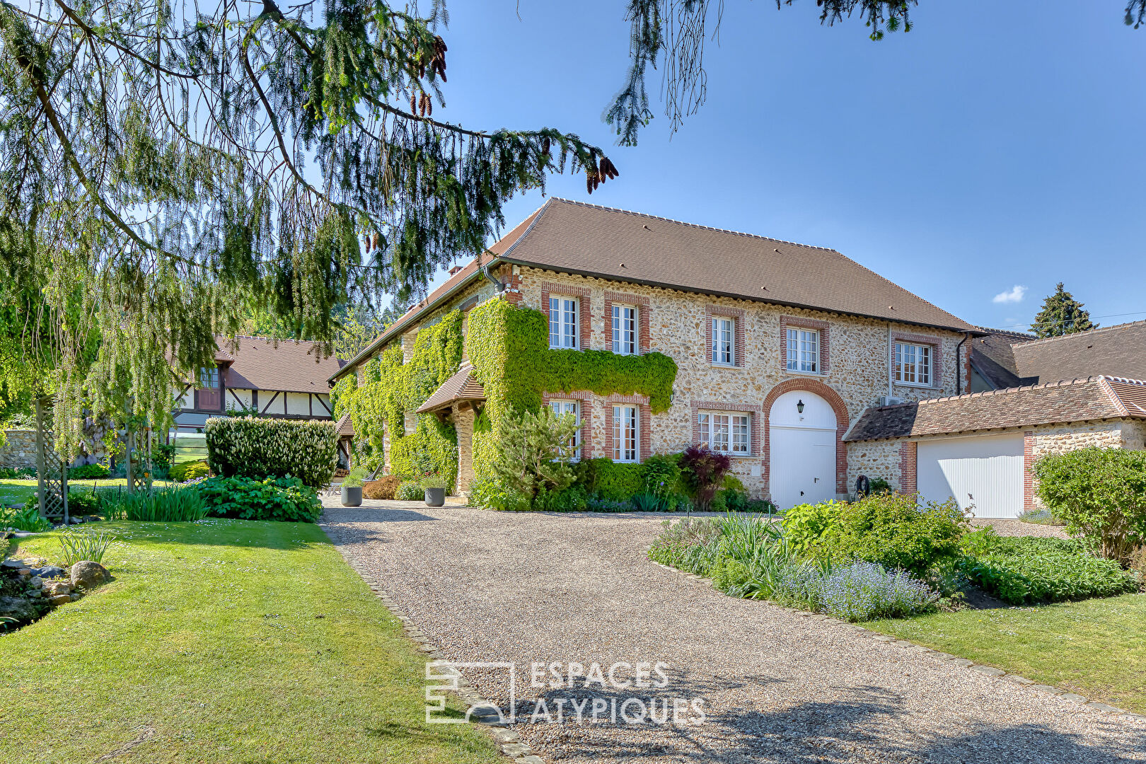 Ancienne ferme réhabilitée avec dépendances et poolhouse