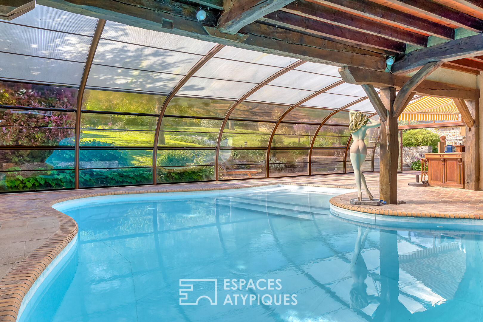 Ancienne ferme réhabilitée avec dépendances et poolhouse