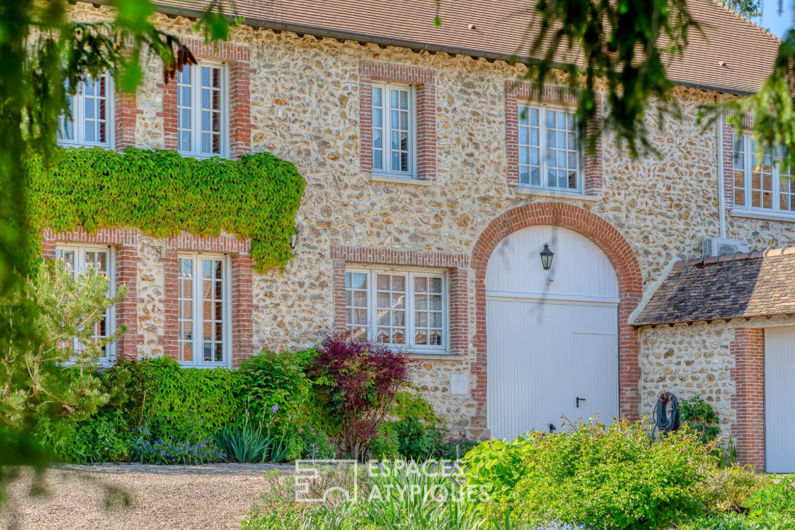 Ancienne ferme réhabilitée avec dépendances et poolhouse