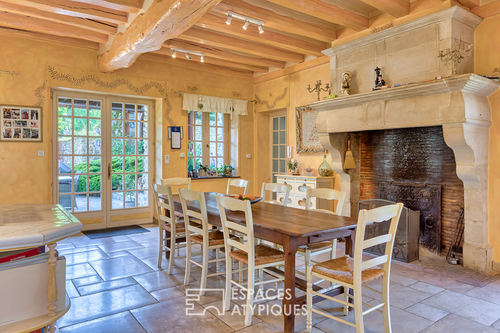 Ancienne ferme réhabilitée avec dépendances et poolhouse