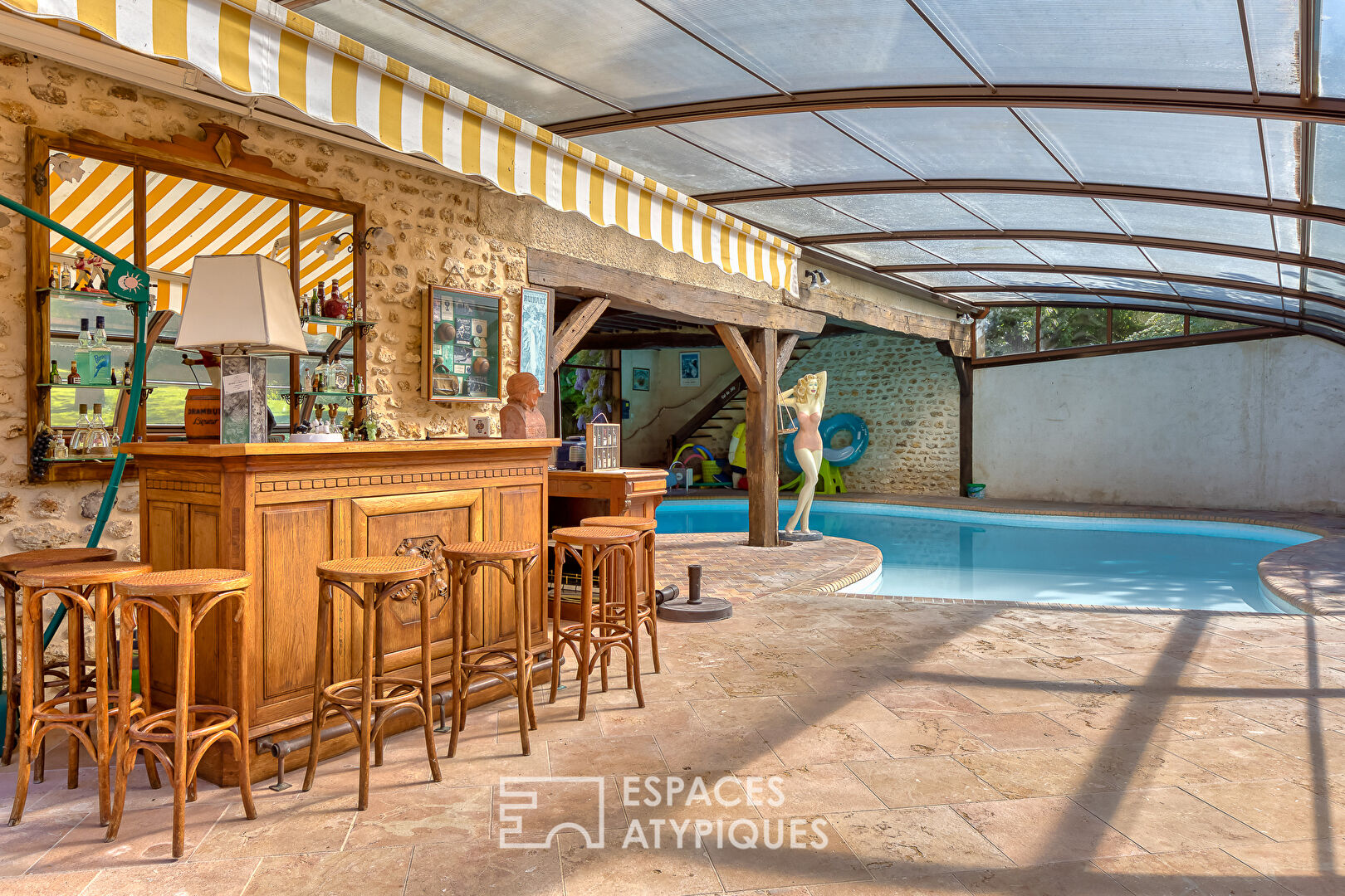 Ancienne ferme réhabilitée avec dépendances et poolhouse
