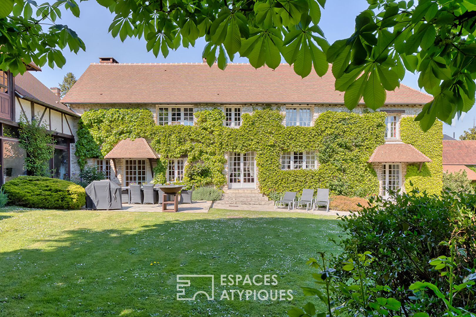 Ancienne ferme réhabilitée avec dépendances et poolhouse