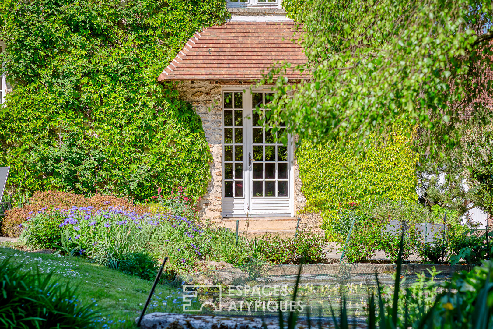 Ancienne ferme réhabilitée avec dépendances et poolhouse