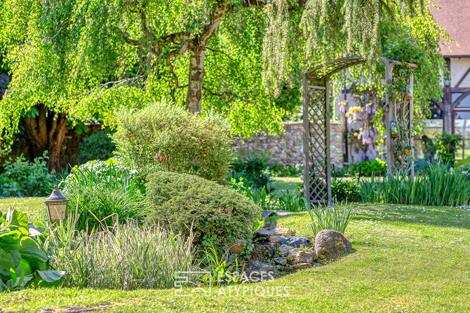 Ancienne ferme réhabilitée avec dépendances et poolhouse