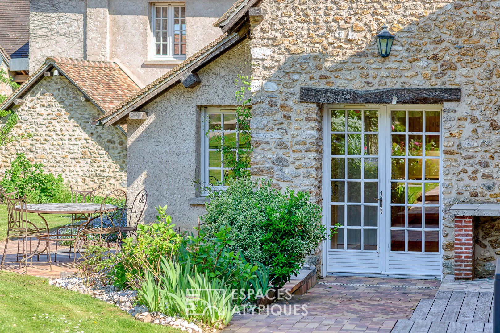 Ancienne ferme réhabilitée avec dépendances et poolhouse