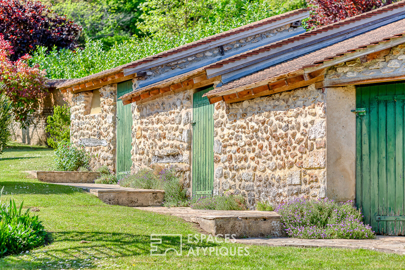 Ancienne ferme réhabilitée avec dépendances et poolhouse
