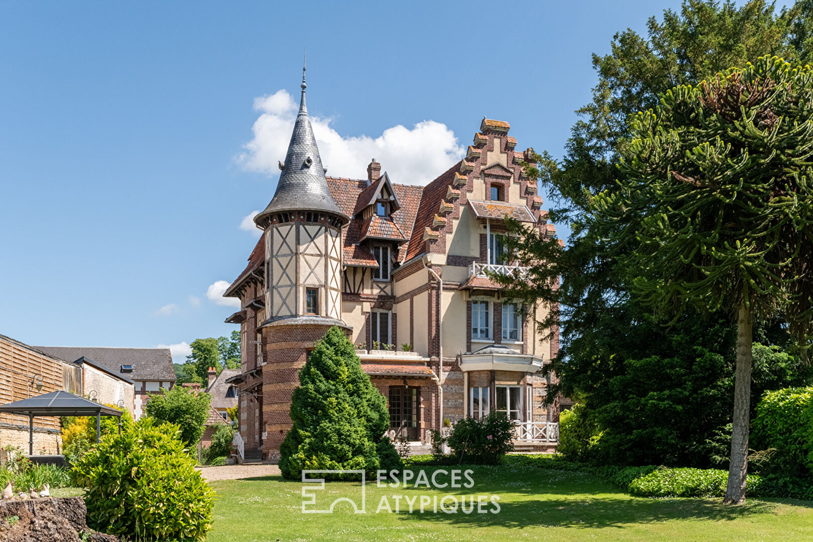 Villa Belle Epoque, dépendances et parc paysager en coeur de village