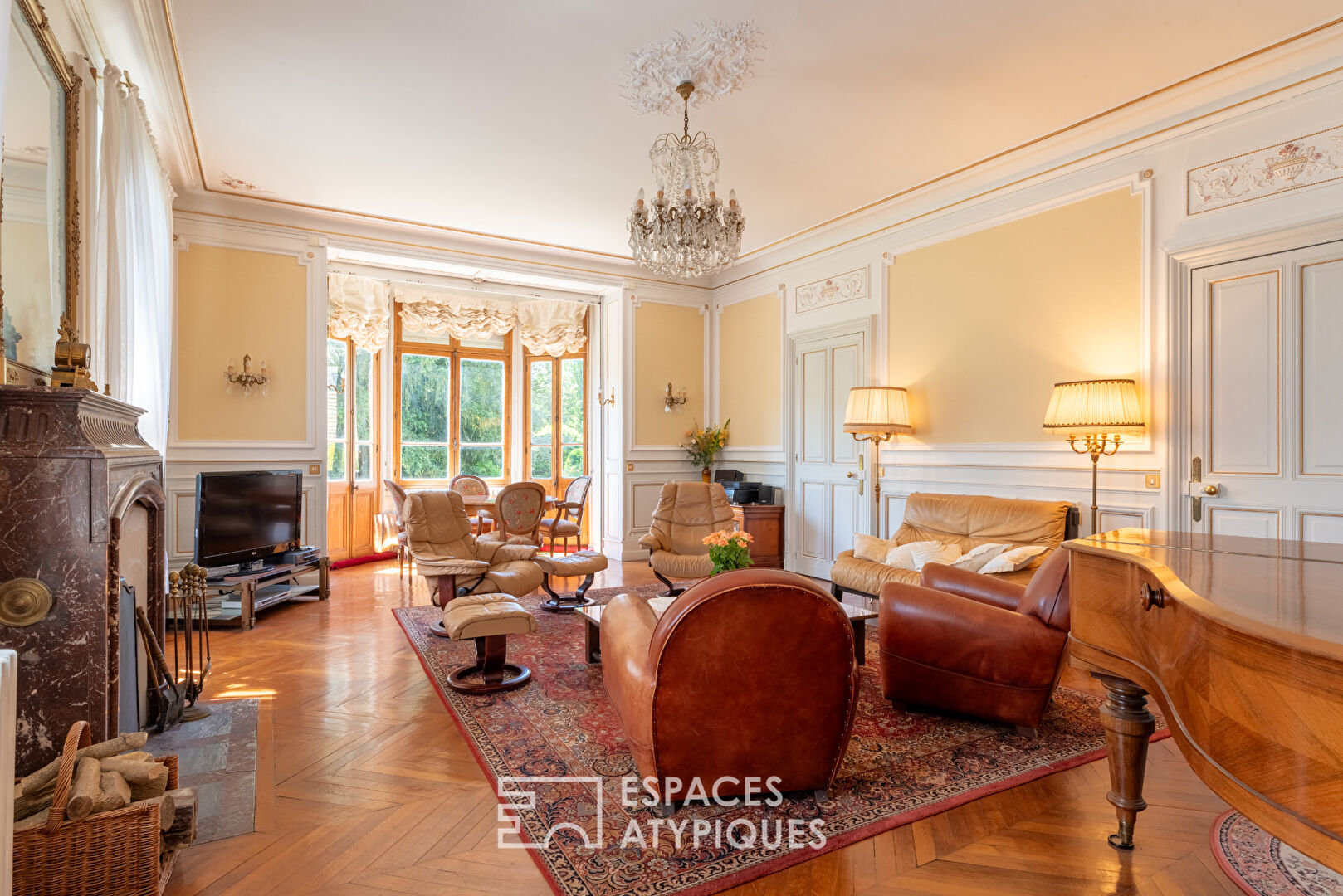 Villa Belle Epoque, dépendances et parc paysager en coeur de village
